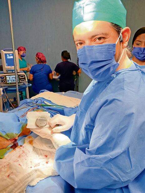 El neurocirujano Nery Alexander González Rodríguez realizó la primera cirugía de estimulación cerebral profunda
en México a una paciente con Parkinson, utilizando una tecnología que nunca se había usado en el país. Foto: Especial