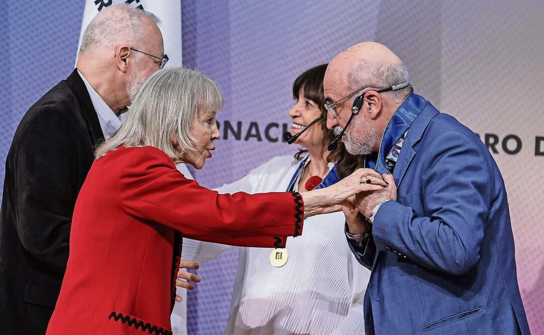 Silvia Lemus y José Trinidad Padilla saludan a los escritores españoles Fernando Aramburu y Rosa Montero. Foto: Gabriel Pano / EL UNIVERSAL