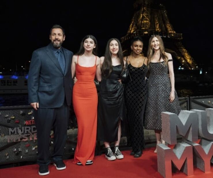 Adam Sandler recibe premio pero sus hijas se llevan toda la atención 