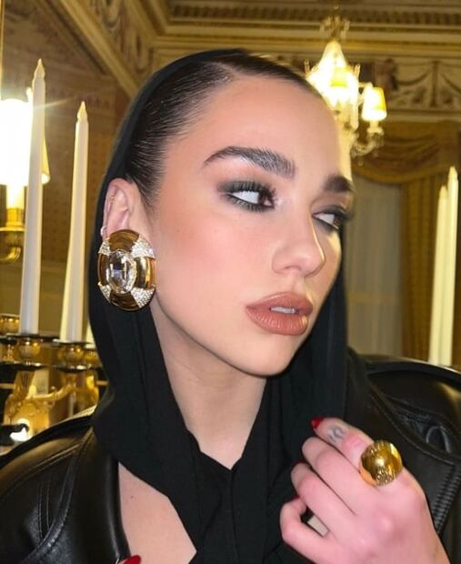 Dua Lipa luce conjunto con falda que acentúa la cintura