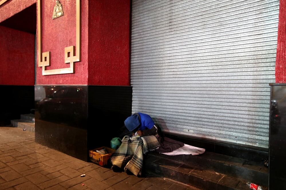 El Palacio Chino pasó de ser considerado un lugar de lujo en la década de los 40, a un lugar donde se vendían boletos ilegales y ahora se convirtió en baño público para indigentes.