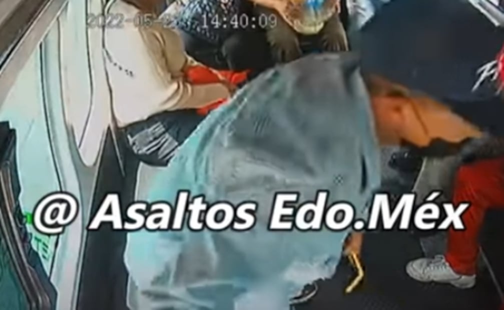"Traigo mis medicinas": Mujer suplica a ladrón durante asalto en combi en Chimalhuacán