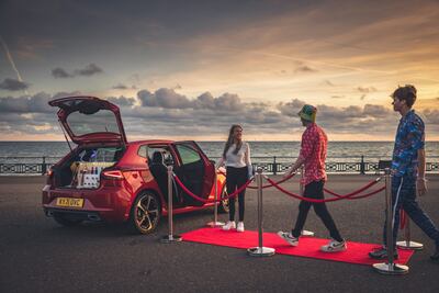 SEAT crea el bar nocturno más pequeño del mundo adentro del nuevo Ibiza 2022