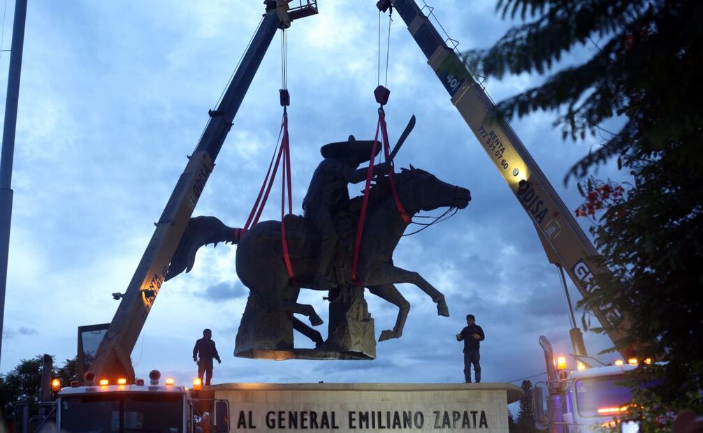 Momento donde colocan la estatua en el zócalo de Cuernavaca, Morelos (07/08/2025). Foto: Captura de pantalla