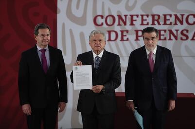 AMLO firma iniciativa para cancelar la reforma educativa