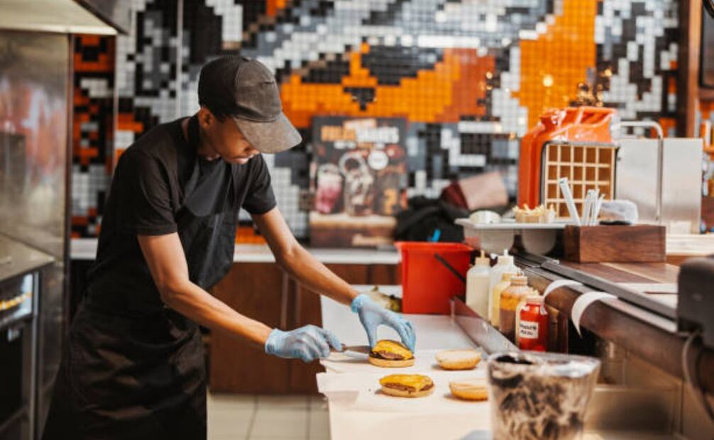 La apps  benefician tanto a los negocios como a las comunidades locales, generando empleo y dinamismo económico. Foto: iStock