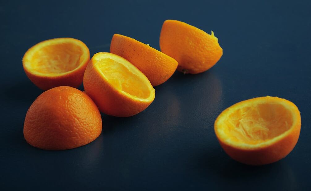 No desechar la cáscara de naranja reduce el desperdicio alimentario. Foto: Freepik