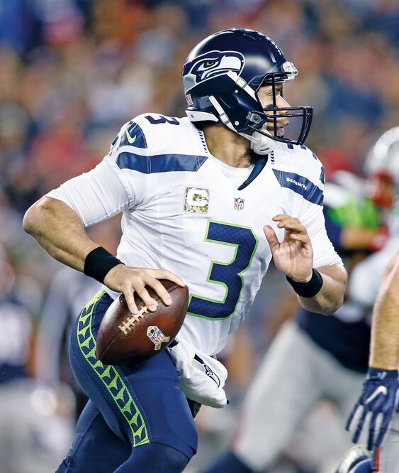 Russell Wilson lanzó para 348 yardas y dos anotaciones (GREG M. COOPER.USA TODAY SPORTS)