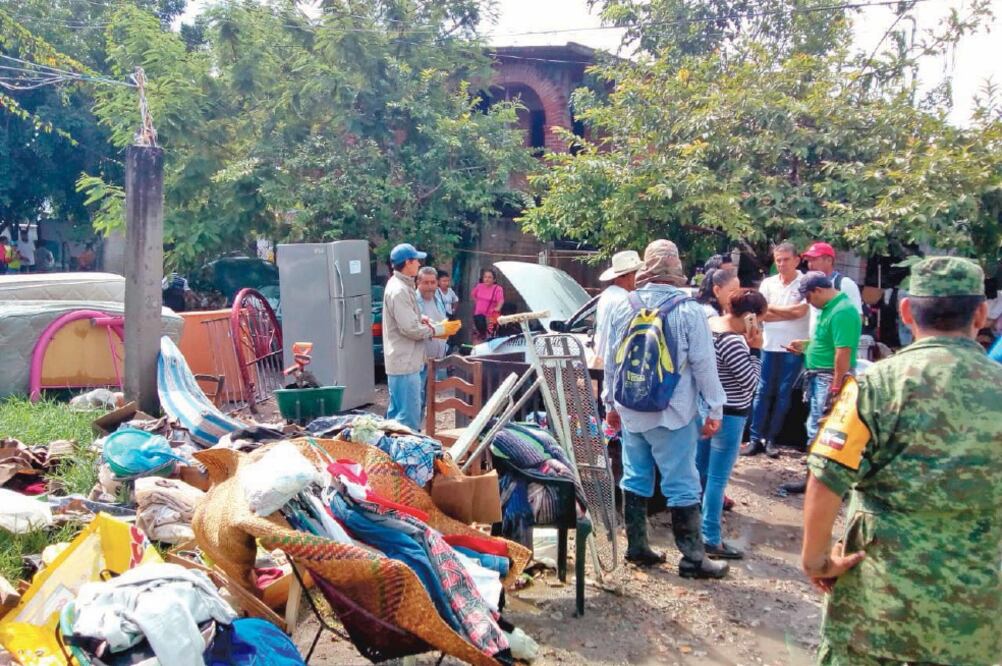 En Jojutla, por el nivel de inundación se activó el Plan DN-III para apoyar a la gente a sacar sus cosas. Muchos afectados no quisieron salir. (FOTOS: TONY RIVERA. EL UNIVERSAL)
