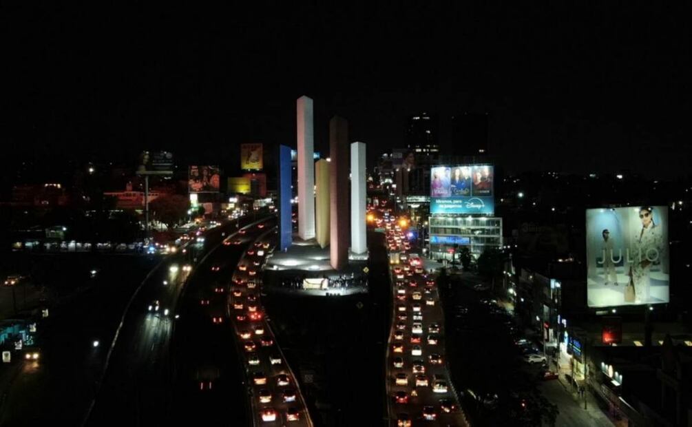 Las Torres de Satélite, declaradas monumento artístico nacional, permanecieron casi 8 años en penumbras (14/05/2025). Foto: Especial