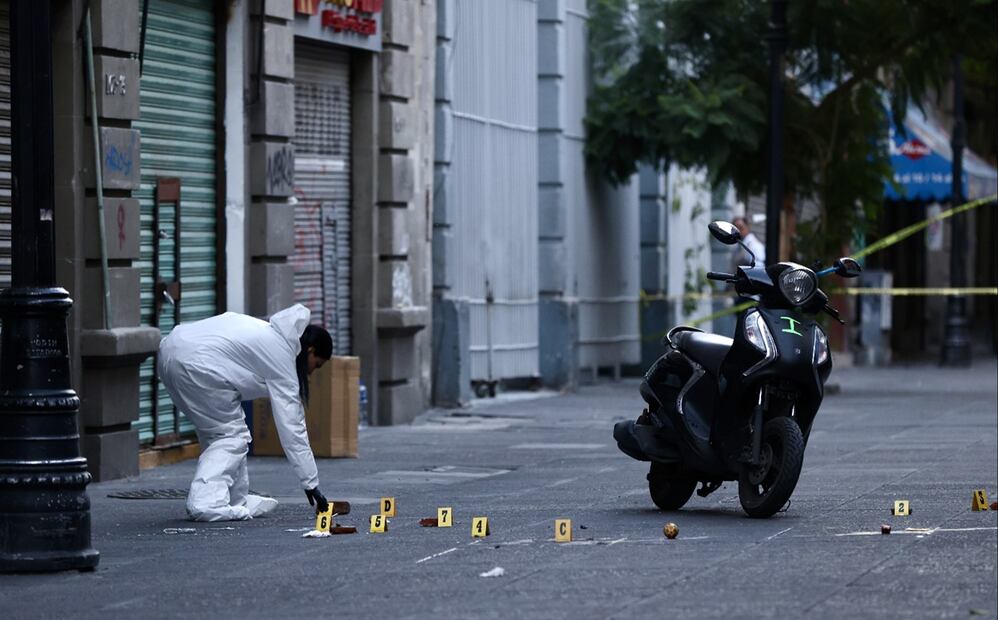Testigos reportaron escuchar entre ocho y nueve disparos realizados por individuos en motocicleta, quienes luego huyeron del lugar. Las ambulancias evacuaron a los heridos, mientras la escena era asegurada por elementos de la Secretaría de Seguridad Ciudadana. Foto: Valente Rosas/EL UNIVERSAL