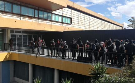 Estudiantes piden alto a violencia de género frente a Rectoría de la UNAM 