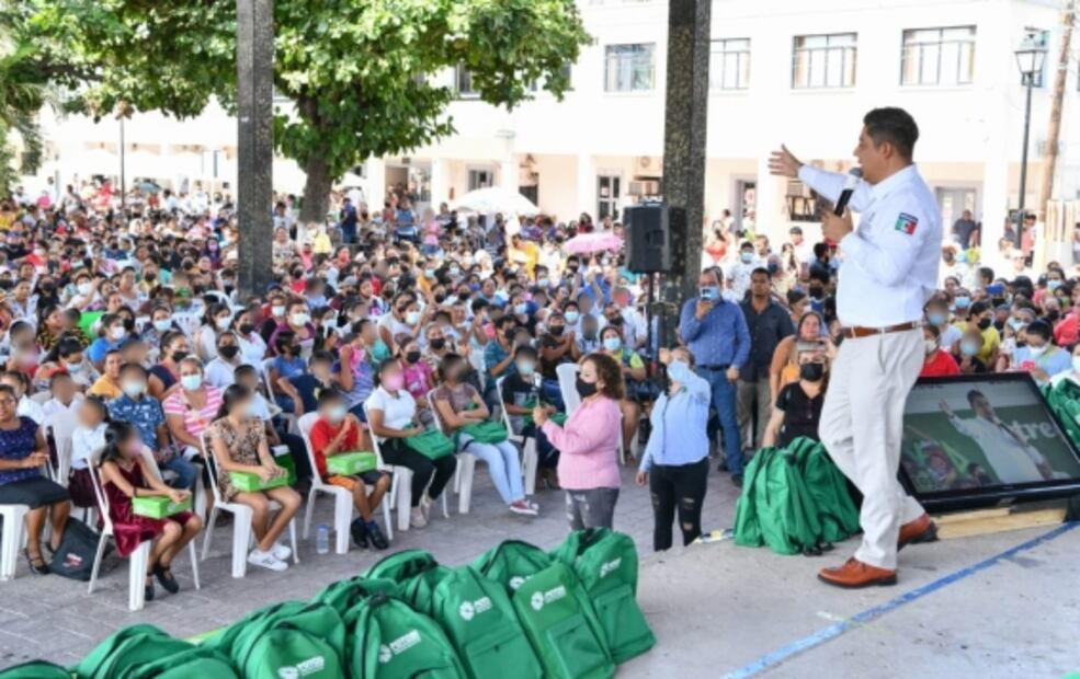 Reciben estudiantes de La Huasteca, en San Luis Potosí, paquetes escolares y zapatos
