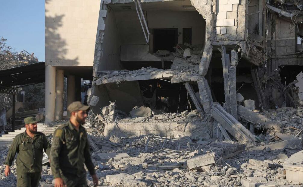 Soldados inspeccionan el edificio del Ministerio de Defensa sirio, dañado y presuntamente alcanzado por varios ataques aéreos israelíes, en Damasco, Siria, el miércoles 16 de julio de 2025. Foto: AP