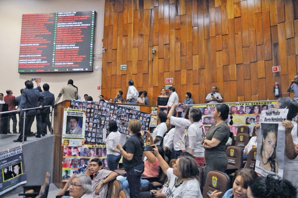 Con la presencia de activistas, diputados avalaron la Ley de Desaparición Forzada estatal, que tiene 21 capítulos y fue integrada por colectivos de búsqueda, académicos, especialistas y organizaciones internacionales (MIGUEL CARMONA. EL UNIVERSAL)