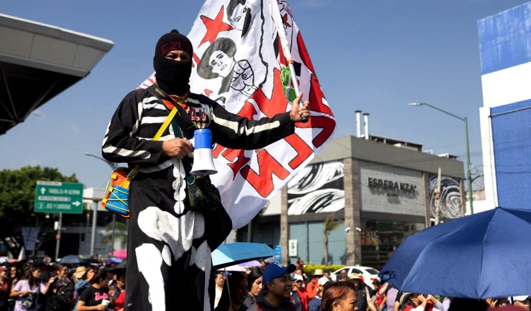 Maestros de la CNTE marchan por Calzada de Tlalpan rumbo a la SEP en la Ciudad de México, el jueves 3 de julio de 2025. Foto: Hugo Salvador/EL UNIVERSAL