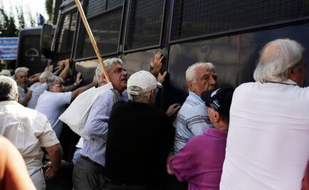 Policía griega reprime protesta de jubilados