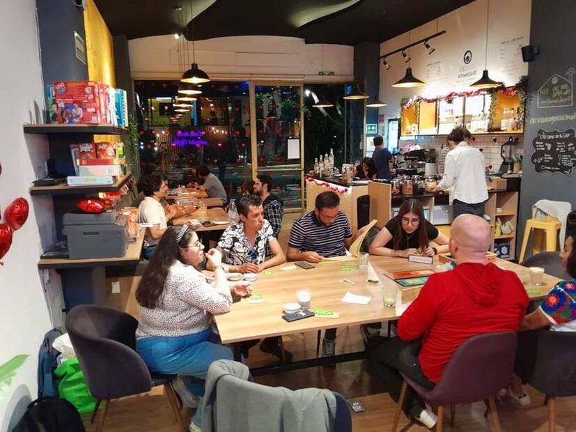 Este 2 de marzo disfruta de una tarde de juegos de mesa, como Monopoly, Scrabble o Jenga en familia. Foto: Facebook "Chez Vous #TimeCafé"