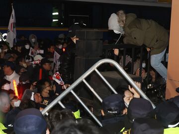 Detienen a seguidores del destituido presidente surcoreano; vandalizaron tribunal de Seúl