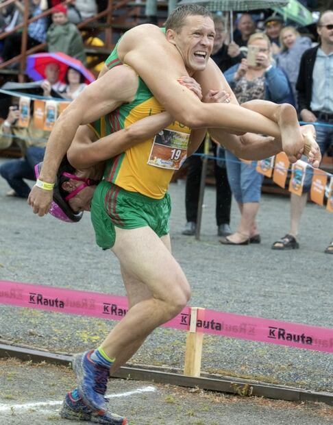 "Cargar a la esposa", la famosa carrera con obstáculos en Finlandia
