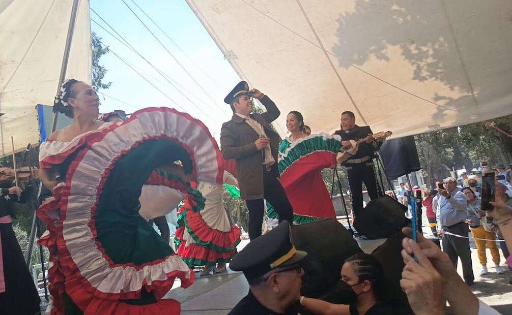 Raúl Sandoval llegó caracterizado de Pedro Chávez, personaje que el "Inmortal" interpretó en la cinta "¡A toda máquina!". Foto: Armando Pereda/ EL UNIVERSAL