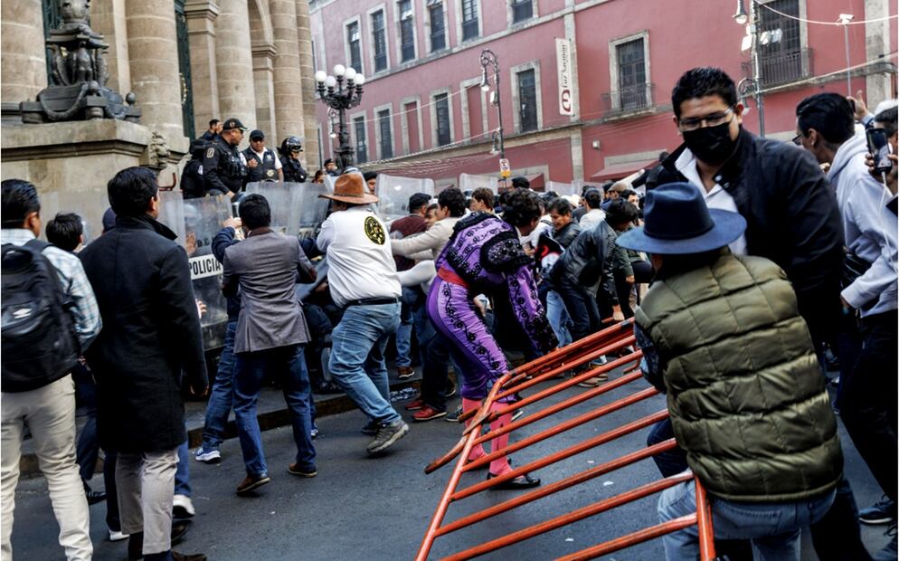 Manifestantes taurinos se enfrentaron con granaderos de la SSC frente al Congreso de la Ciudad de México. Foto: Yaretzy M. Osnaya/EL UNIVERSAL