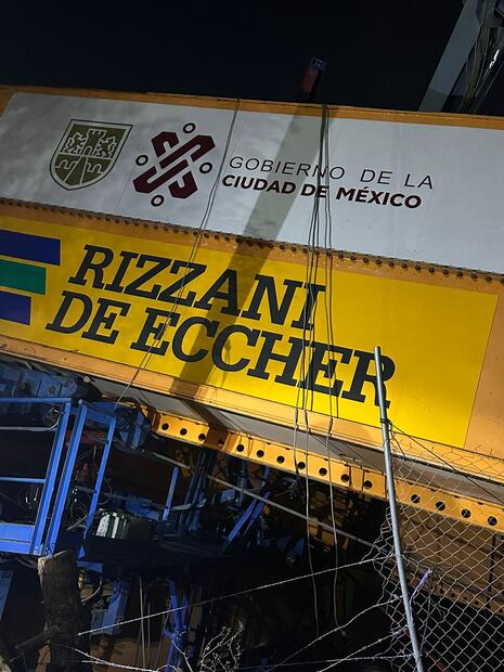 La madrugada de este miércoles se registró la caída de una lanzadora de dovelas encargada de realizar trabajos en el Tren Interurbano. Foto: Especial