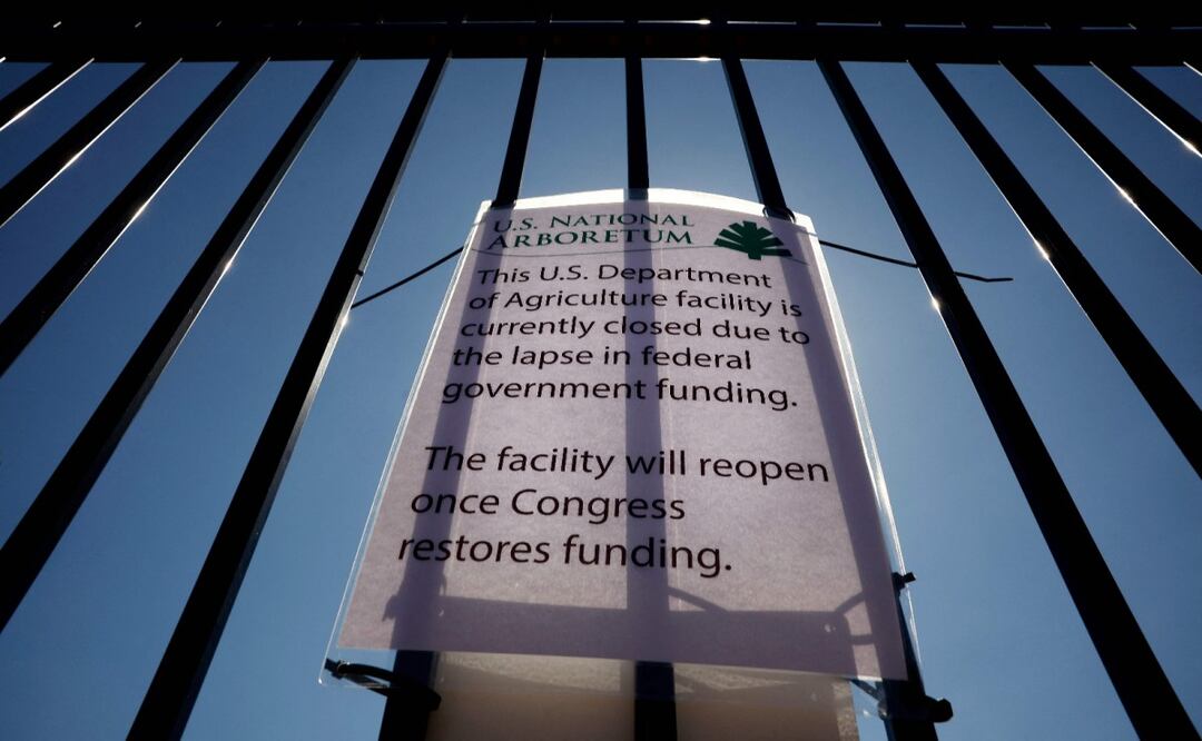 Cartel en la entrada del Arboreto Nacional de Estados Unidos, cerrado debido al cierre del gobierno federal el 1 de octubre de 2025 en Washington, D.C. El gobierno cerró el miércoles temprano después de que el Congreso no lograra llegar a un acuerdo sobre la financiación. Foto: Kevin Dietsch / AFP