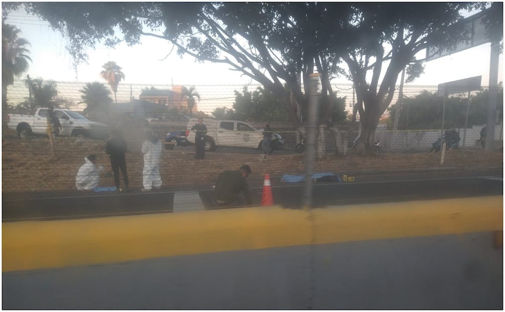 El cuerpo del hombre fue dejado a un lado de la autopista México-Acapulco, a la altura del fraccionamiento Brisas (8/01/2025). Foto: Especial