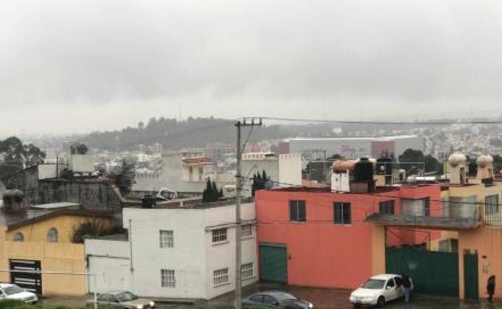 Edomex amanece con intensa lluvia y caída de aguanieve en zonas montañosas