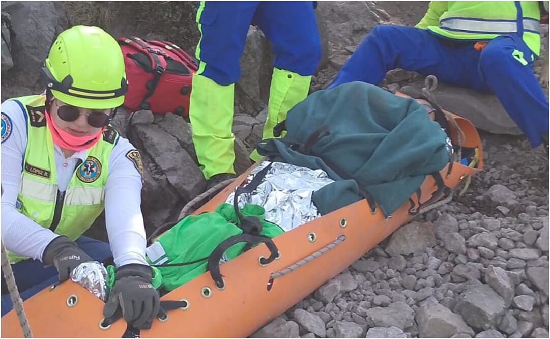 Paramédicos rescatan a una mujer en el Ajusco