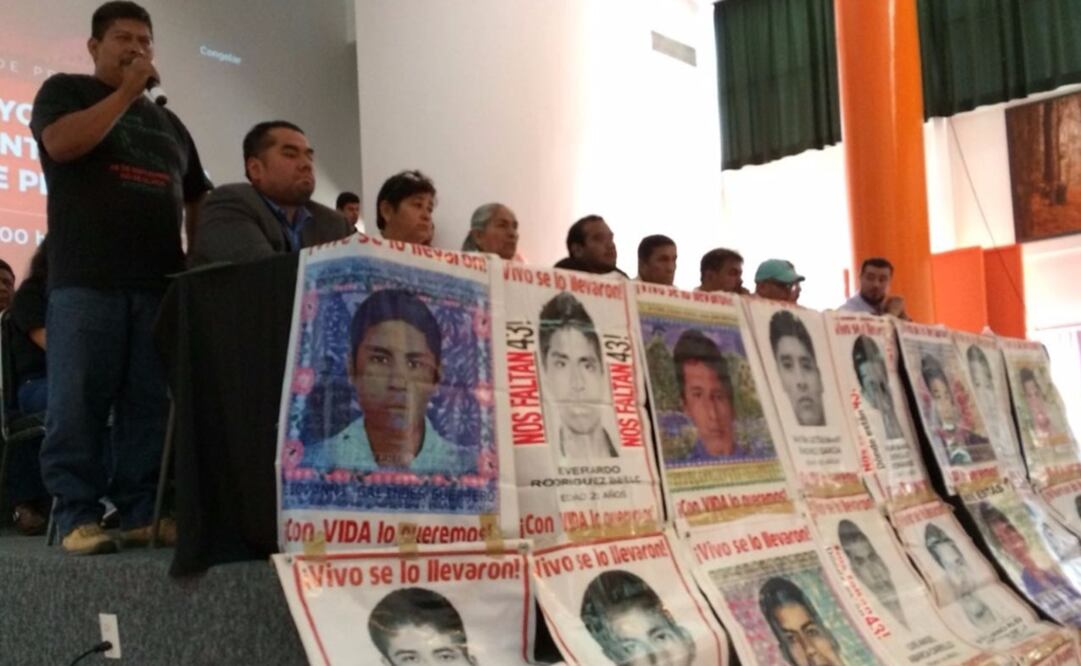 Padres de los normalistas de Ayotzinapa también enviaron un mensaje al Gobierno actual y al que encabezará Andrés Manuel López Obrador. Foto: Twitter @CentroProdh