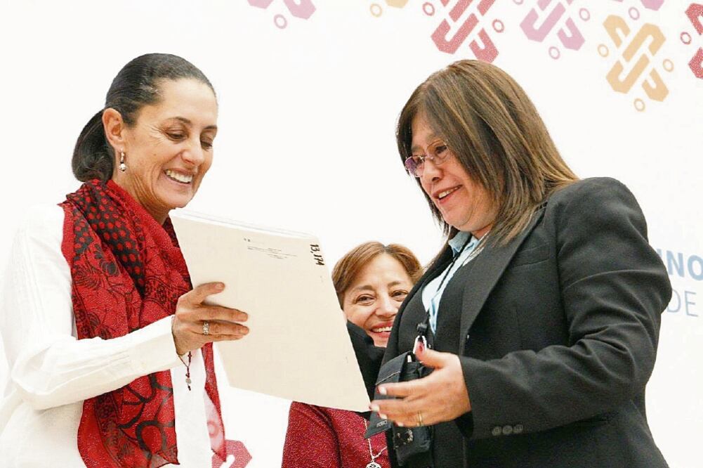 La jefa de Gobierno, Claudia Sheinbaum, presidió la entrega de 3 mil 700 escrituras, así como préstamos del programa Mejoramiento Vivienda. Foto: ESPECIAL
