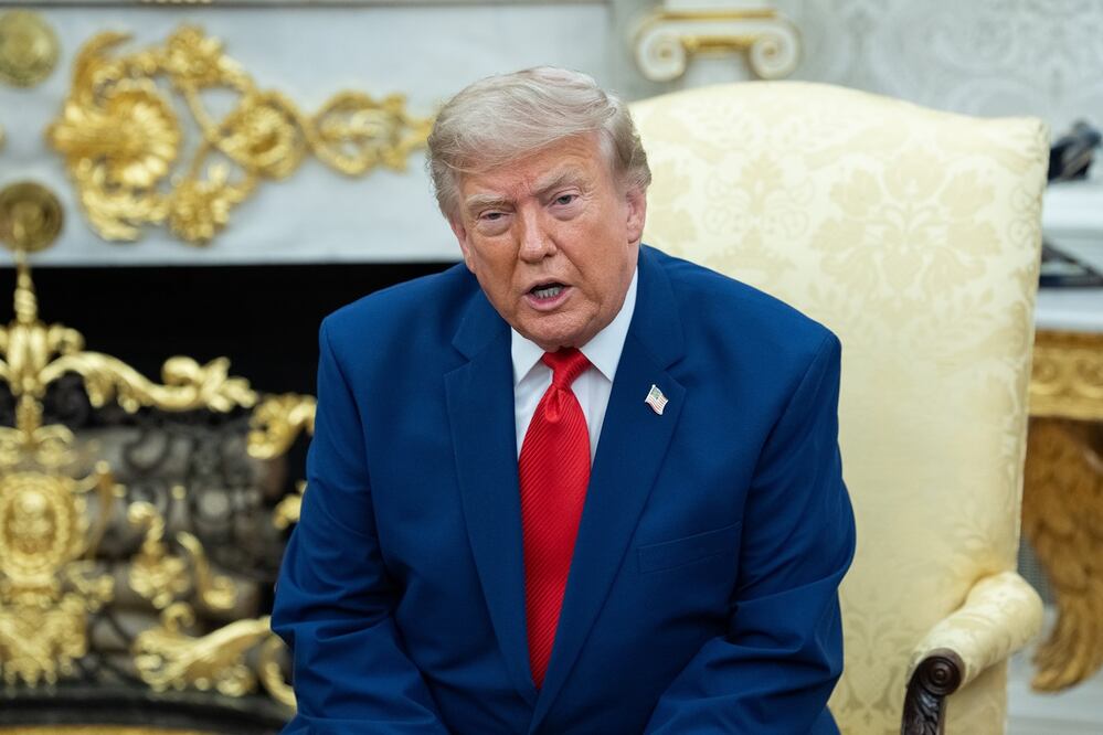El presidente de Estados Unidos, Donald  Trump, habla con periodistas en la Casa Blanca. FOTO: EFE