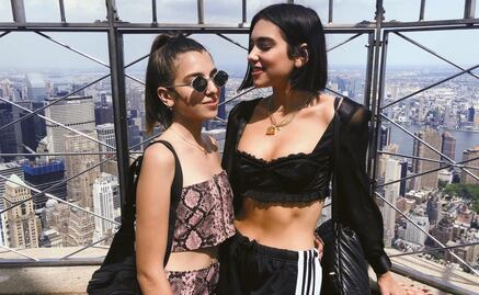 Dua Lipa con botas de estampado vacuno es lo mejor que verás hoy