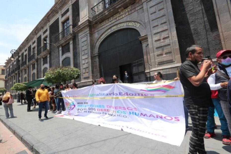 Colectivos LGBTTTI bloquean accesos a palacio legislativo de Toluca; exigen se apruebe el matrimonio igualitario