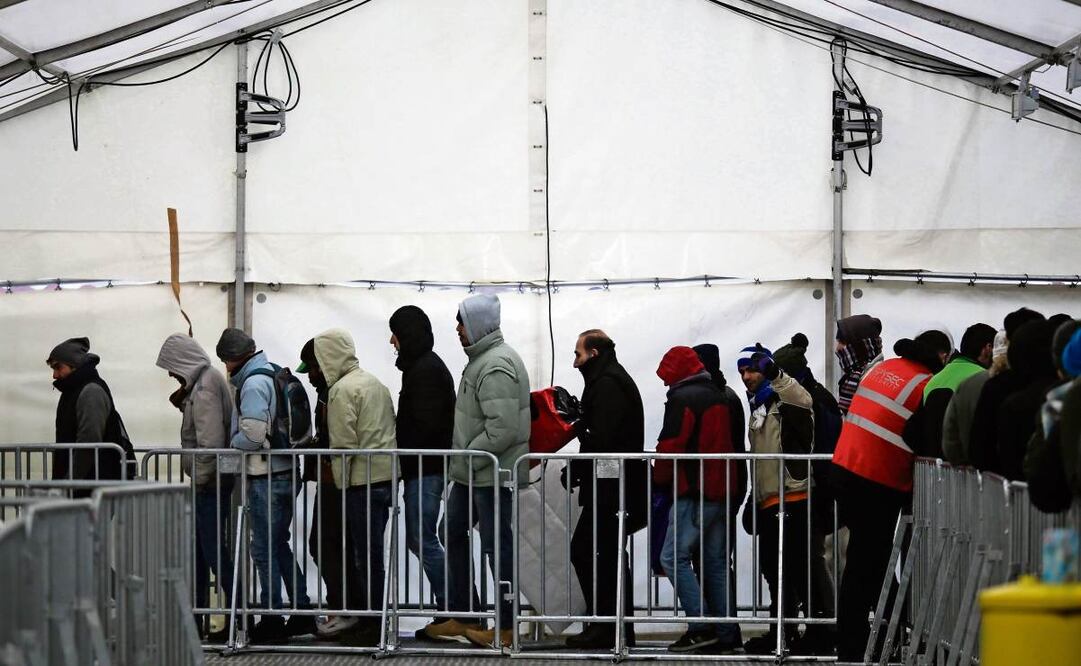 Migrantes hacen fila en el centro de registro central para refugiados y solicitantes de asilo LaGeSo, en Berlín. Foto: Markus Schreiber | AP