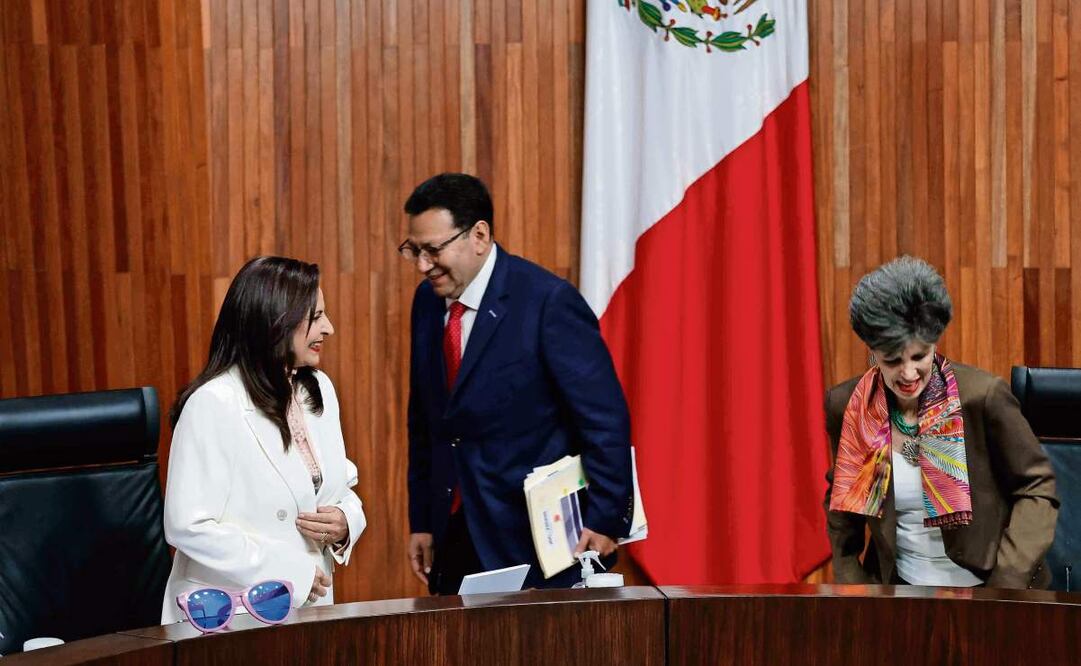 Mónica Soto Fregoso (izquierda), magistrada presidenta del Tribunal Electoral del Poder Judicial de la Federación, y la magistrada Janine Otálora durante su último día en el cargo tras nueve años de servicio. Foto: Diego Simón Sánchez/ EL UNIVERSAL