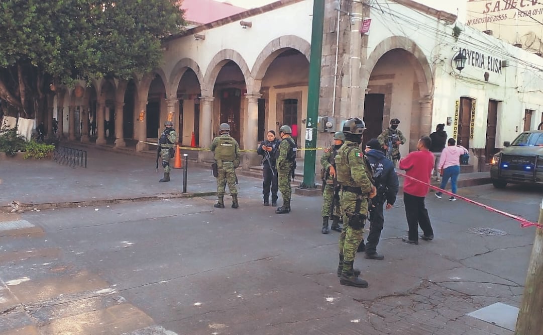 Militares vigilaron el ayuntamiento donde un comando quemó un auto. Foto Especial