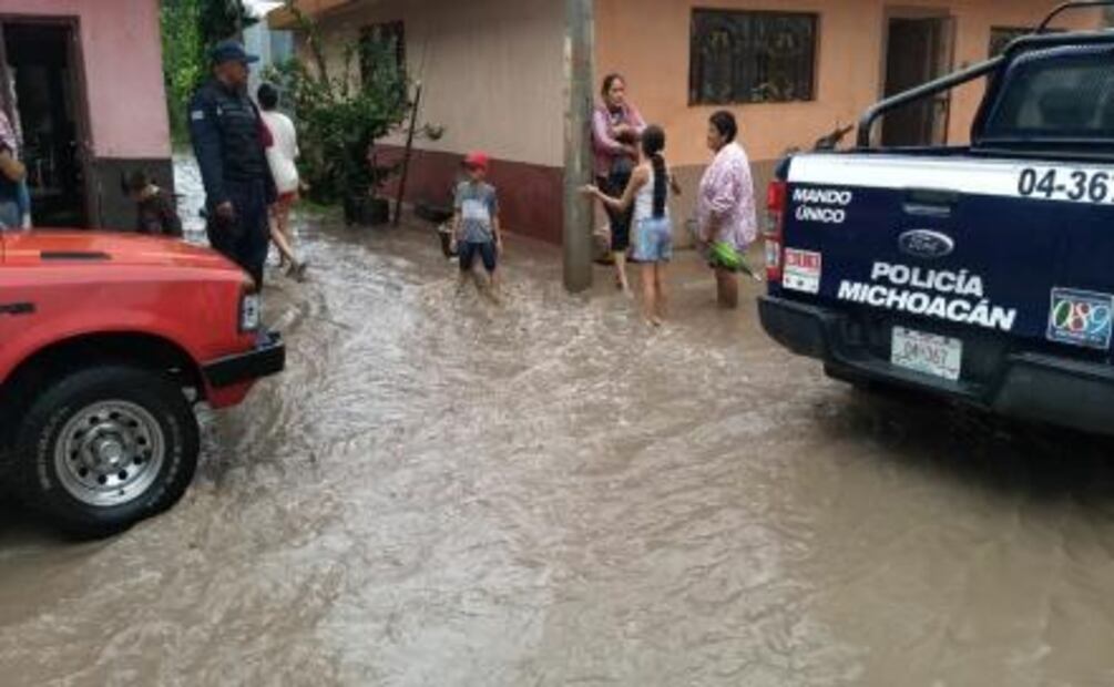 Tromba afecta a 30 familias en Chavinda, Michoacán