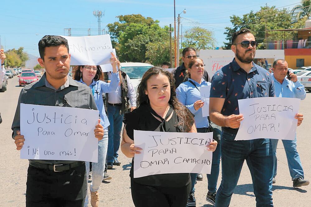 Periodistas de la región del Évora, en Sinaloa, marcharon ayer en la ciudad de Guamúchil, desde el Palacio Municipal hasta la funeraria en la que velan a Omar Iván Camacho, para exigir justicia por la muerte del cronista deportivo. ESPECIAL 