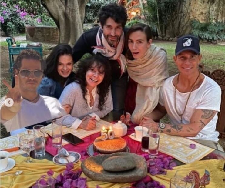 Timbiriche celebra los 50 años de Alix Bauer con pastel y photoshop