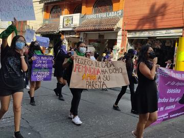 Mujeres marchan contra feminicidios y la violencia en los estados