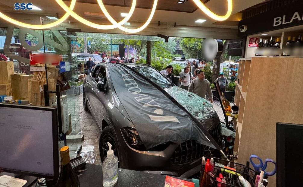 De acuerdo con la información oficial, la conductora, una mujer de 72 años, explicó que al intentar ingresar a un cajón de estacionamiento sobre la acera, perdió el control del vehículo.
Foto: Especial.