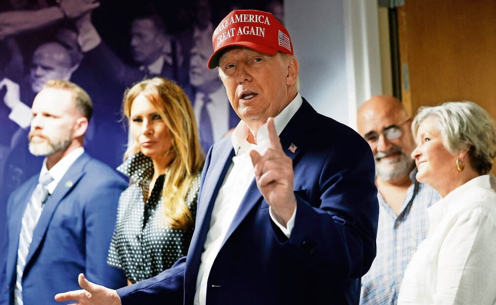 Donald Trump, candidato a la presidencia de Estados Unidos por el Partido Republicano, agradece a los integrantes de su equipo de campaña por la labor desarrollada para llegar con buena aceptación entre los votantes al día de la elección. Foto: Chip Somodevilla / AFP