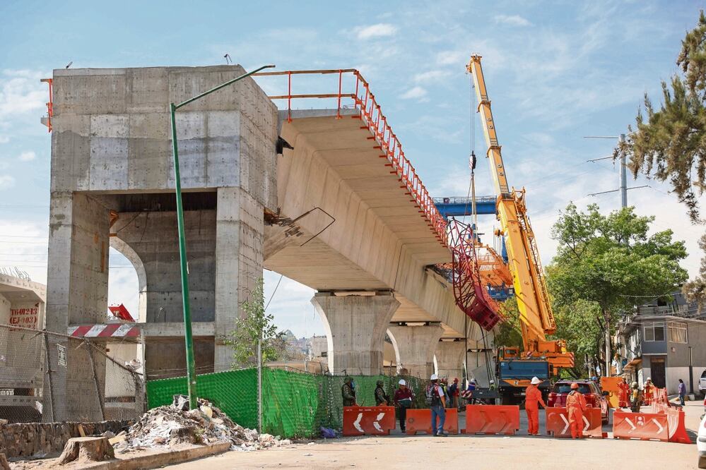 La mañana de este miércoles, personal de la Secretaría de Obras comenzó el retiro de la dovela y de la pluma de la grúa que quedó
colgando. Por la tarde-noche continuaban las labores para levantar la pieza de concreto. Foto: Diego Simón | El Universal
