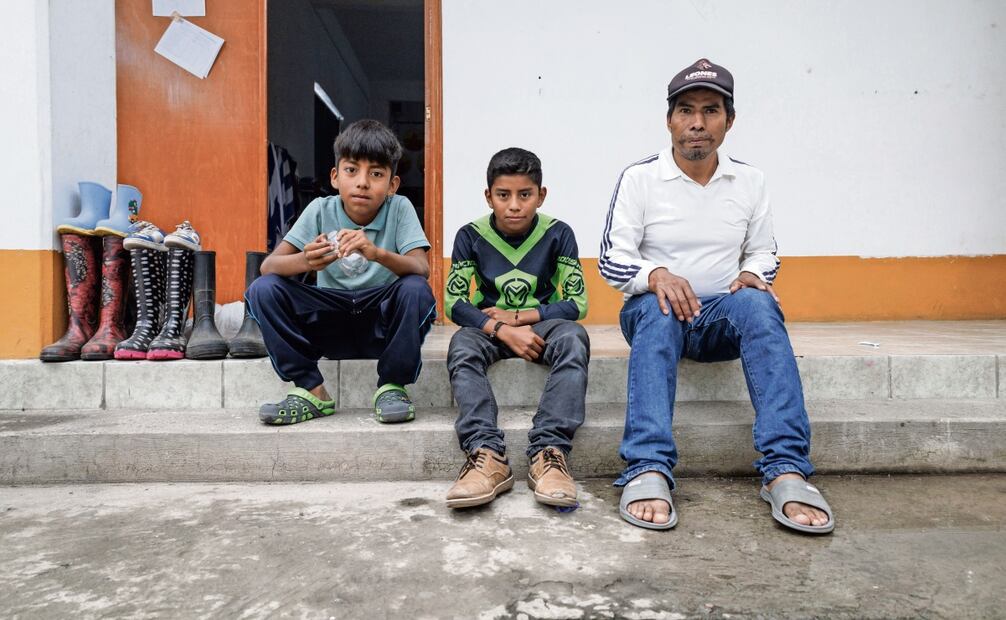 Ayael Figueroa (al centro) es alumno de una escuela pública, actualmente
vive en el albergue habilitado en Chalco, junto a su familia. Foto: Yaretzy M. Osnaya / EL UNIVERSAL