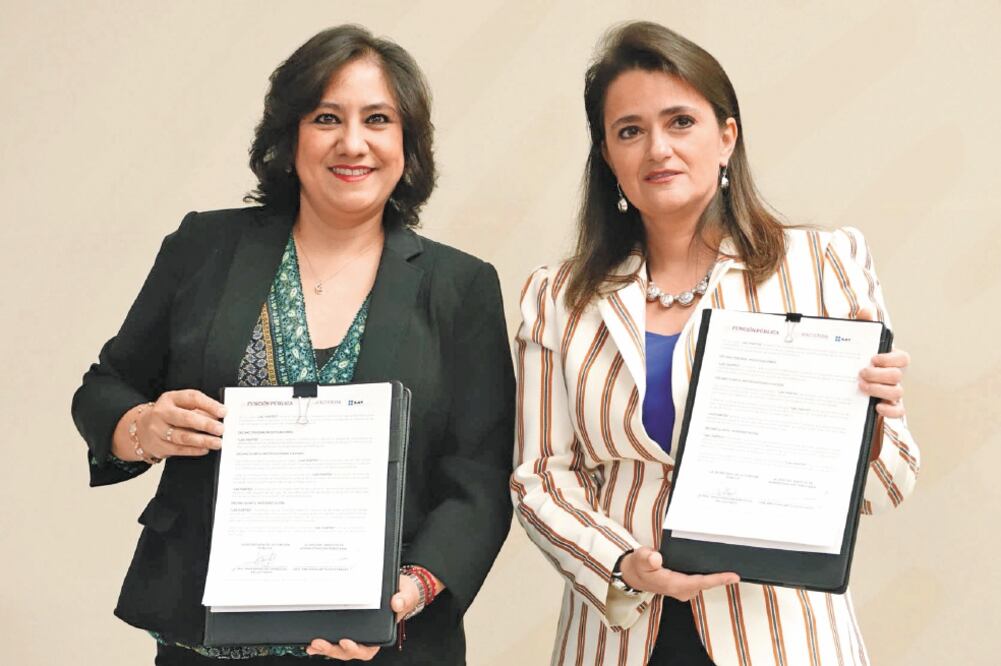 Colaboración. Irma Eréndira Sandoval (SFP) y Margarita Ríos-Farjat (SAT), durante la firma del convenio. Foto/BERENICE FREGOSO. EL UNIVERSAL