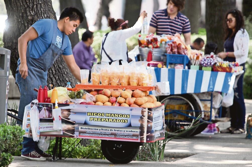 Abuso. Las víctimas ofertaban frituras y comestibles en calles de la Ciudad en carretillas que les rentaban sus explotadores (ARCHIVO EL UNIVERSAL)