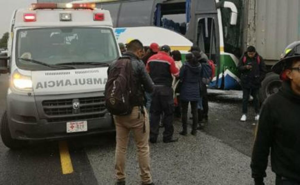 Choque entre autobús y tráiler deja 14 heridos en carretera México-Pachuca